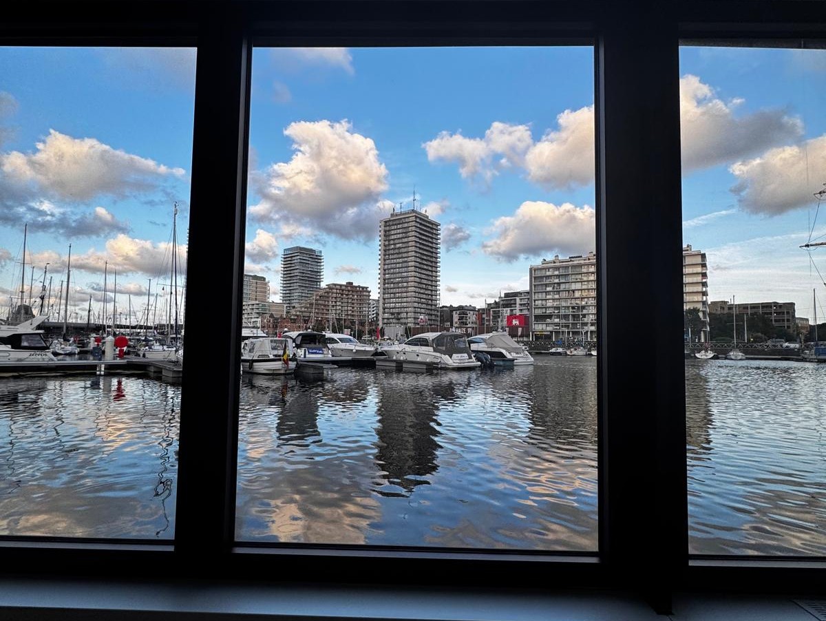 Zicht op de jachthaven vanuit Meet Puert'O