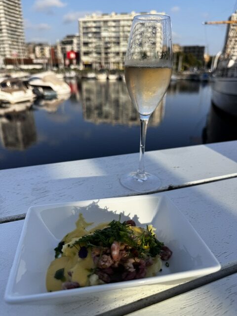 Gerecht met zicht op de haven