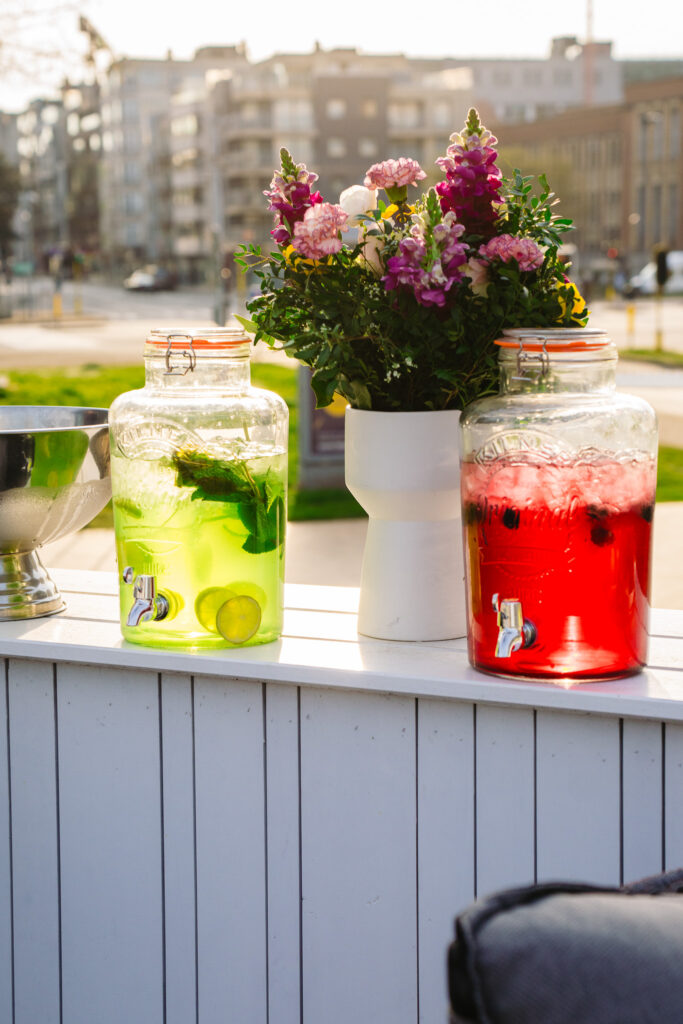 Aangekleed terras met bloemen en limonade
