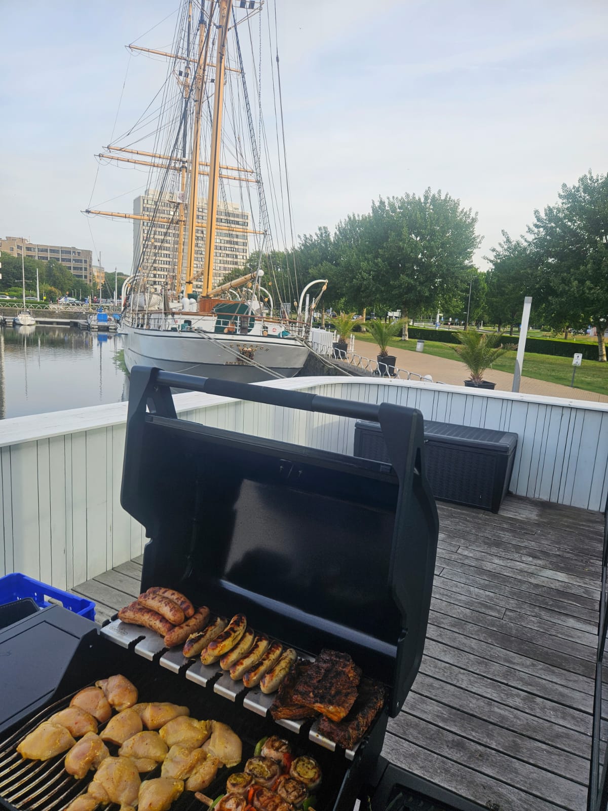Barbecue op het dek met zicht op de Mercator