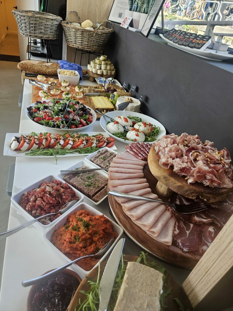 Brunchbuffet met charcuterie en salades
