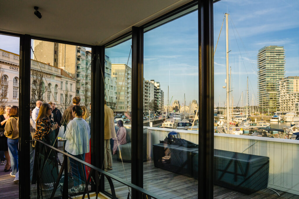 Gasten binnen bij Meet Puert'O met zicht op de jachthaven