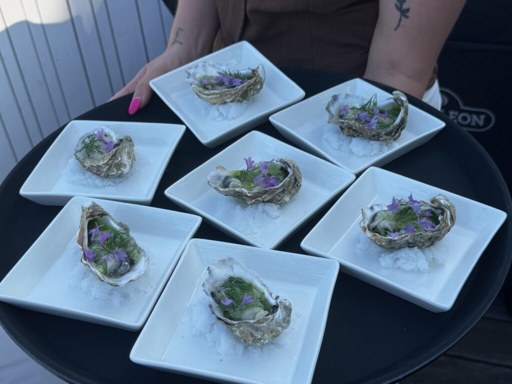 Oesters met eetbare bloemen worden geserveerd