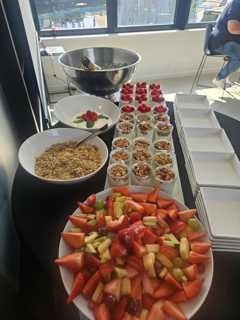 Ontbijtbuffet met vers fruit, yoghurt en granola