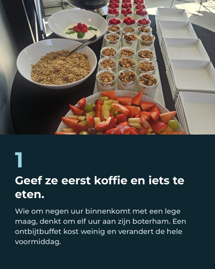 Tip 1: Geef ze eerst koffie en iets te eten. Wie om negen uur binnenkomt met een lege maag, denkt om elf uur aan zijn boterham. Een ontbijtbuffet kost weinig en verandert de hele voormiddag.